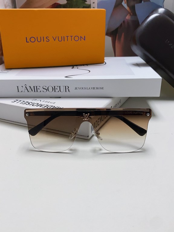 Lv Louis Vuitton men's new sunglasses  , presbyopia lingerie lens legs, out of the car must have!