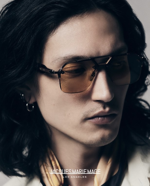 JACQUES MARIE MAGE Ceiling GradeJAPANESE HANDMADE EYEWEAR The frames are made of thick metal to create a vintage box, while the front side of the frame retains its slim lines, showing the work of a professional. The over