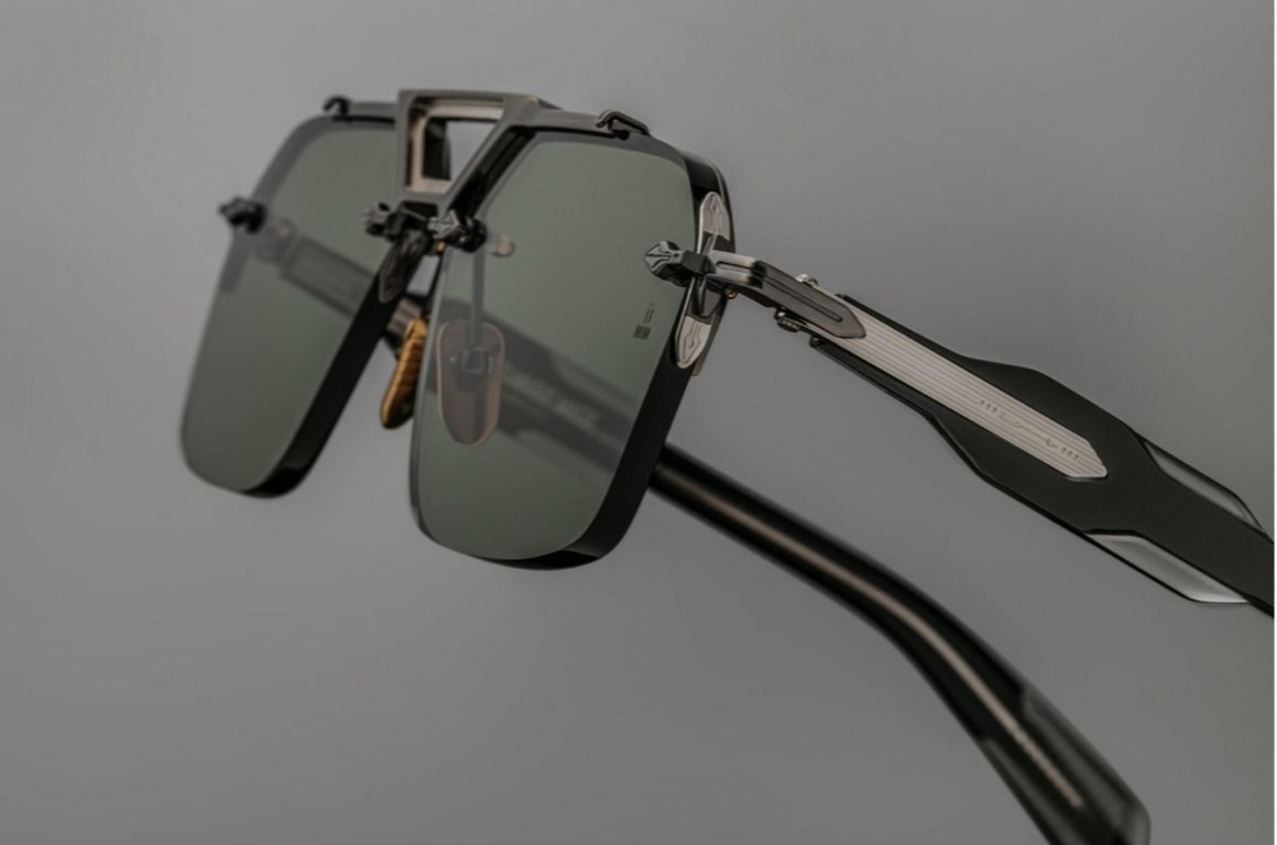 JACQUES MARIE MAGE Ceiling GradeJAPANESE HANDMADE EYEWEAR The frames are made of thick metal to create a vintage box, while the front side of the frame retains its slim lines, showing the work of a professional. The over