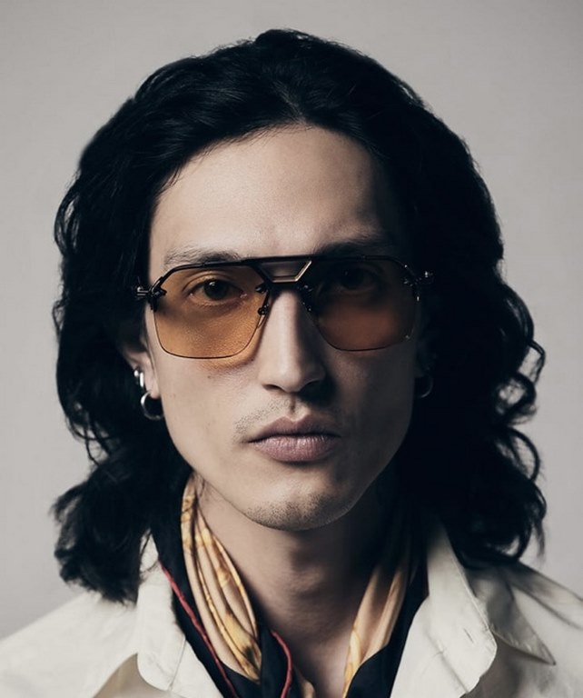 JACQUES MARIE MAGE Ceiling GradeJAPANESE HANDMADE EYEWEAR The frames are made of thick metal to create a vintage box, while the front side of the frame retains its slim lines, showing the work of a professional. The over