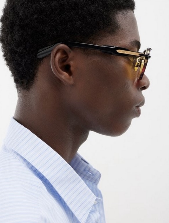 JACQUES MARIE MAGE Ceiling GradeJAPANESE HANDMADE EYEWEAR The frames are made of thick metal to create a vintage box, while the front side of the frame retains its slim lines, showing the work of a professional. The over