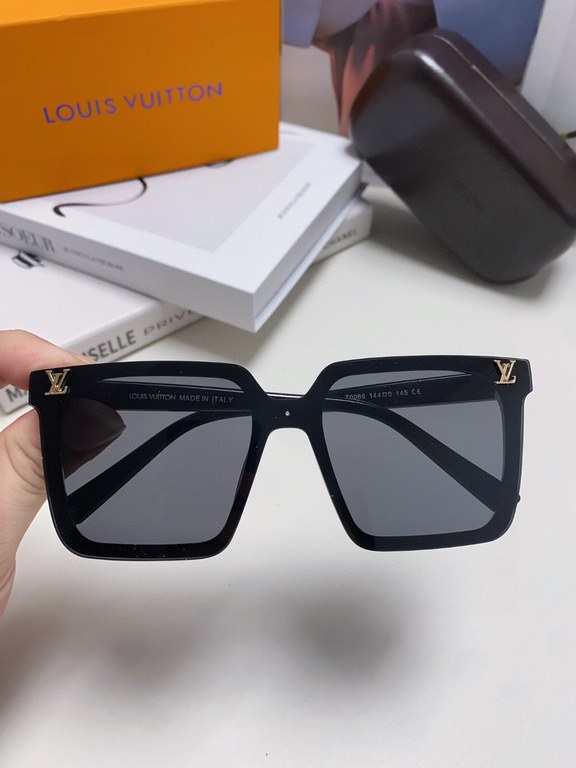 LV sunglasses Men's sunglasses   Women's sunglasses   good looking on the face super atmosphere show face small, small full print will not have the feeling of rustic thugs, men and women can take, very fashionable #LV su