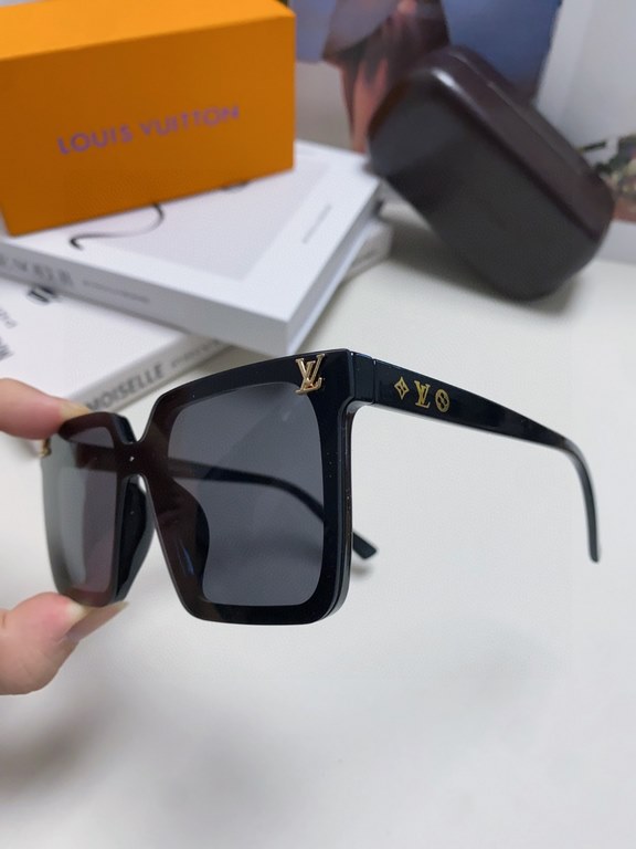 LV sunglasses Men's sunglasses   Women's sunglasses   good looking on the face super atmosphere show face small, small full print will not have the feeling of rustic thugs, men and women can take, very fashionable #LV su