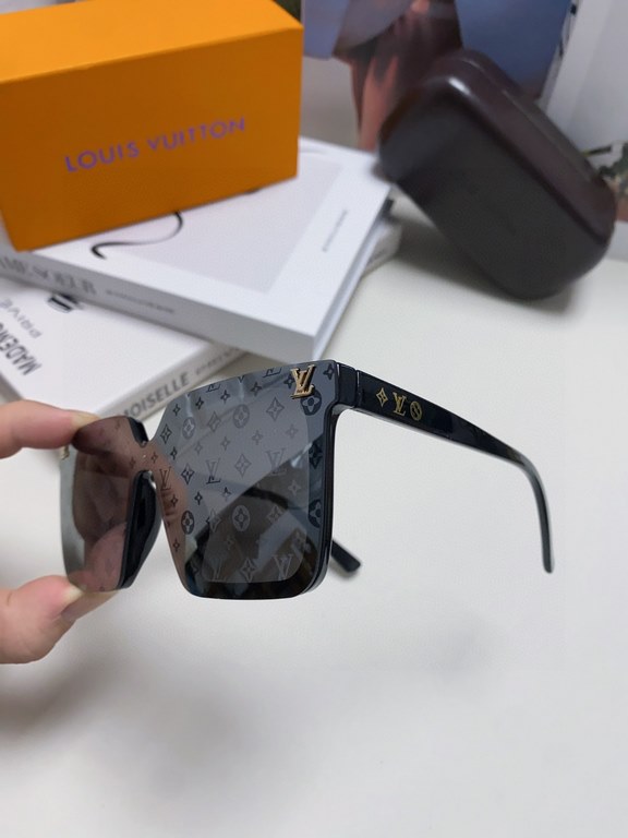 LV sunglasses Men's sunglasses   Women's sunglasses   good looking on the face super atmosphere show face small, small full print will not have the feeling of rustic thugs, men and women can take, very fashionable #LV su