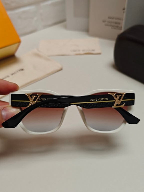 LV Louis Vuitton thick frame polygonal plate sunglasses female European and American wind UV protection sunglasses high goods show face small fashion trend female models