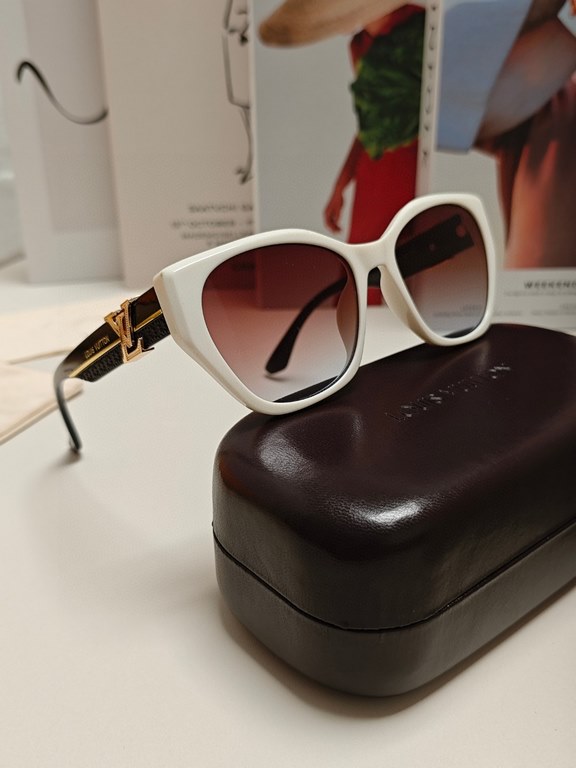 LV Louis Vuitton thick frame polygonal plate sunglasses female European and American wind UV protection sunglasses high goods show face small fashion trend female models