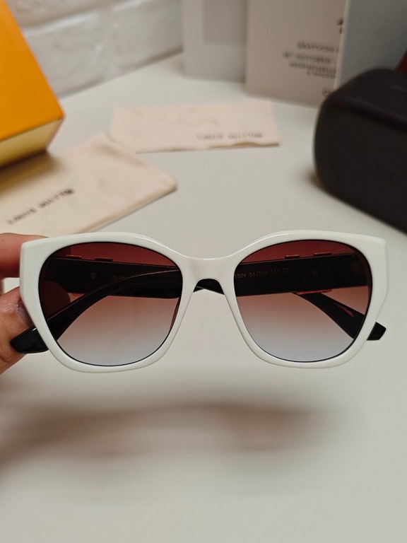 LV Louis Vuitton thick frame polygonal plate sunglasses female European and American wind UV protection sunglasses high goods show face small fashion trend female models