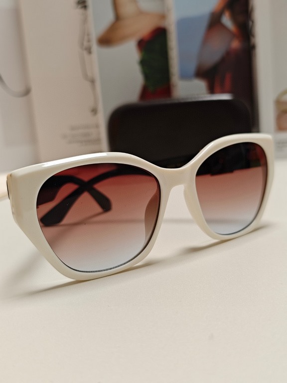 LV Louis Vuitton thick frame polygonal plate sunglasses female European and American wind UV protection sunglasses high goods show face small fashion trend female models