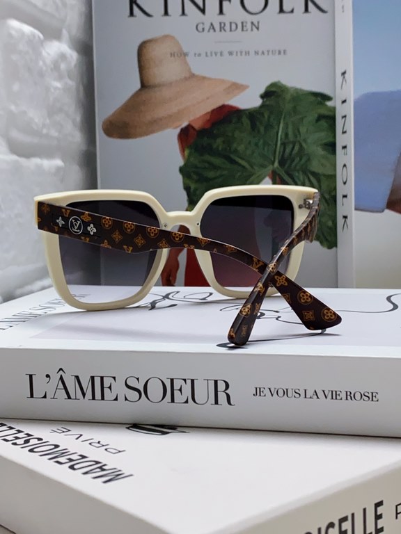 lv Louis Vuitton large frame sunglasses sunglasses classic box design, not pick face type, whether with a coat or a dress are very temperament polarized lenses to prevent ultraviolet rays