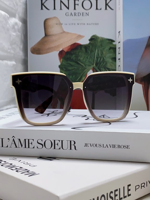 lv Louis Vuitton large frame sunglasses sunglasses classic box design, not pick face type, whether with a coat or a dress are very temperament polarized lenses to prevent ultraviolet rays