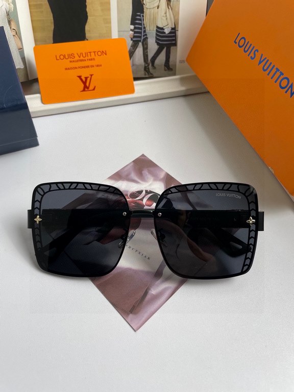 New Louis Vuitton LV women's sunglasses   HD nylon lenses, classic four-leaf clover elements   Retro style Fashion face repair Big brand model Fashion style (No. 7227)