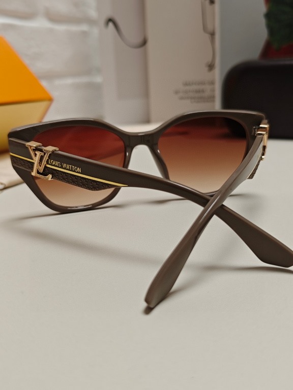 LV Louis Vuitton thick frame polygonal plate sunglasses female European and American wind UV protection sunglasses high goods show face small fashion trend female models