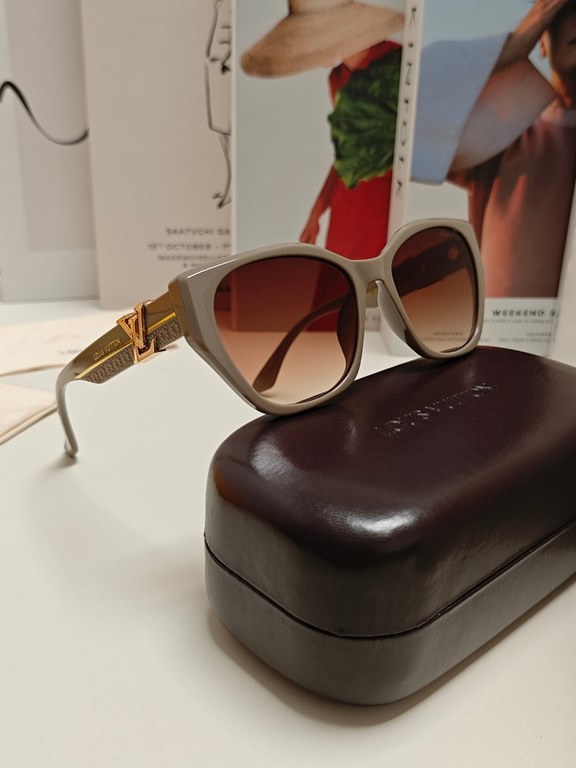 LV Louis Vuitton thick frame polygonal plate sunglasses female European and American wind UV protection sunglasses high goods show face small fashion trend female models