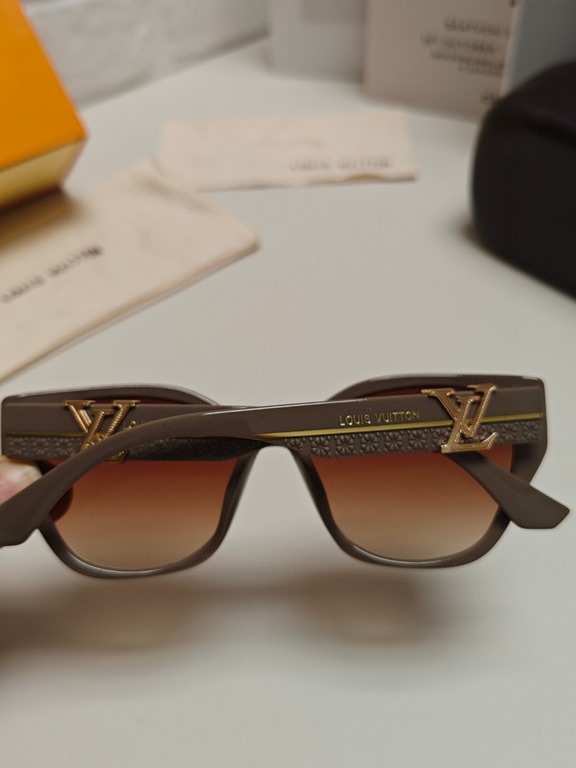 LV Louis Vuitton thick frame polygonal plate sunglasses female European and American wind UV protection sunglasses high goods show face small fashion trend female models