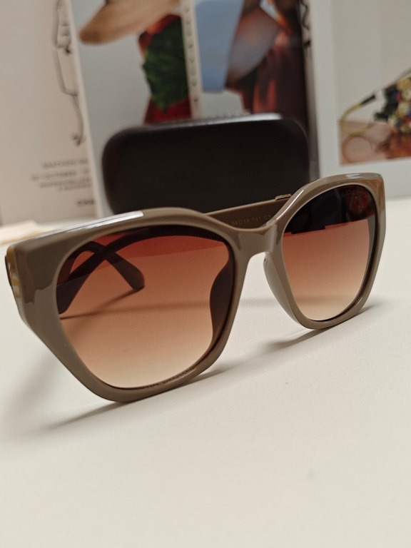 LV Louis Vuitton thick frame polygonal plate sunglasses female European and American wind UV protection sunglasses high goods show face small fashion trend female models