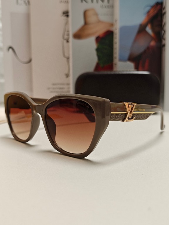 LV Louis Vuitton thick frame polygonal plate sunglasses female European and American wind UV protection sunglasses high goods show face small fashion trend female models