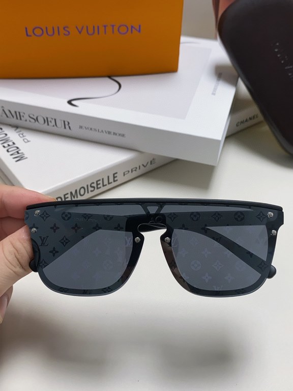 LV Louis Vuitton Alphabet Collection L.V Internet Explosion In stock in large quantities. In stock. In stock LOUIS VUITTO Original LV cut edge rimless shape Gorgeous turn with infinite taste Patterned design Classic uniq