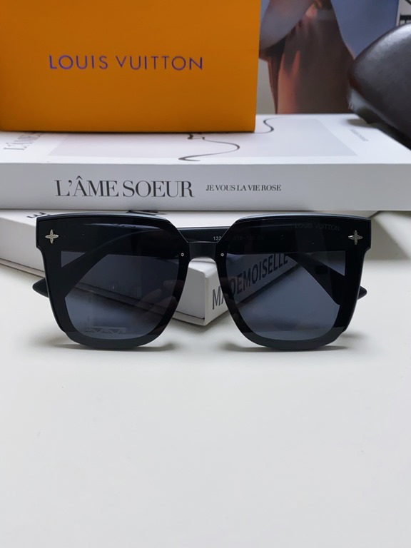 lv Louis Vuitton large frame sunglasses sunglasses classic box design, not pick face type, whether with a coat or a dress are very temperament polarized lenses to prevent ultraviolet rays