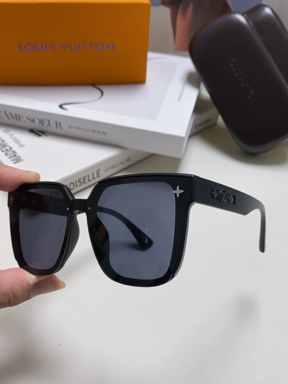 lv Louis Vuitton large frame sunglasses sunglasses classic box design, not pick face type, whether with a coat or a dress are very temperament polarized lenses to prevent ultraviolet rays