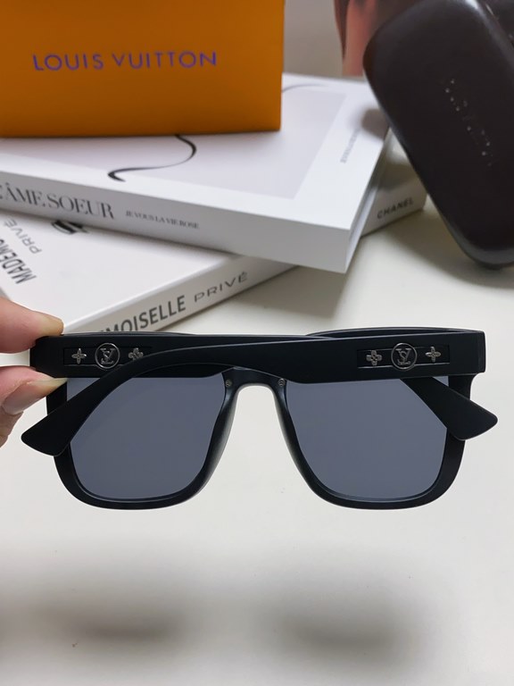 lv Louis Vuitton large frame sunglasses sunglasses classic box design, not pick face type, whether with a coat or a dress are very temperament polarized lenses to prevent ultraviolet rays