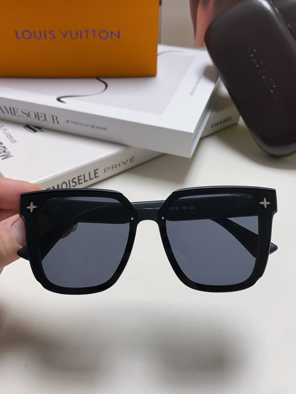 lv Louis Vuitton large frame sunglasses sunglasses classic box design, not pick face type, whether with a coat or a dress are very temperament polarized lenses to prevent ultraviolet rays