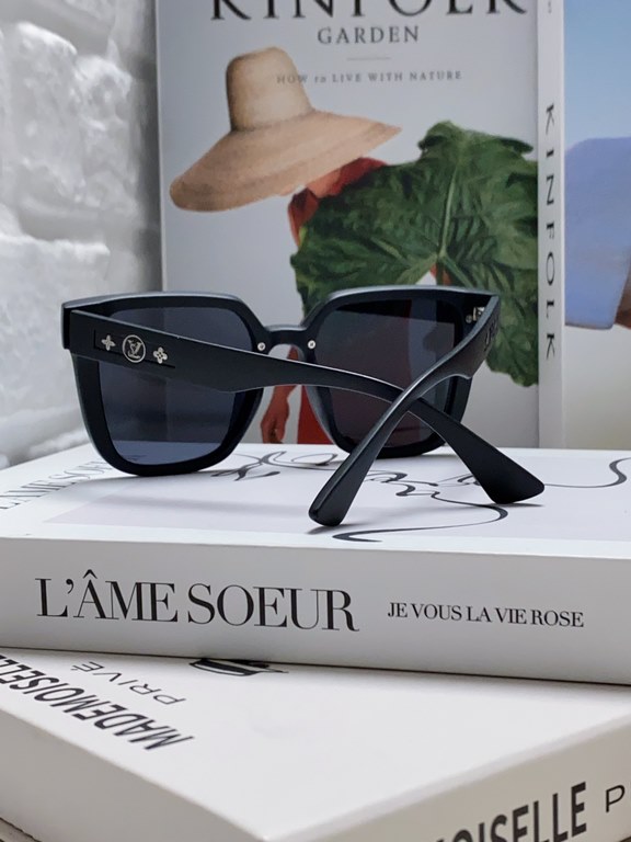 lv Louis Vuitton large frame sunglasses sunglasses classic box design, not pick face type, whether with a coat or a dress are very temperament polarized lenses to prevent ultraviolet rays