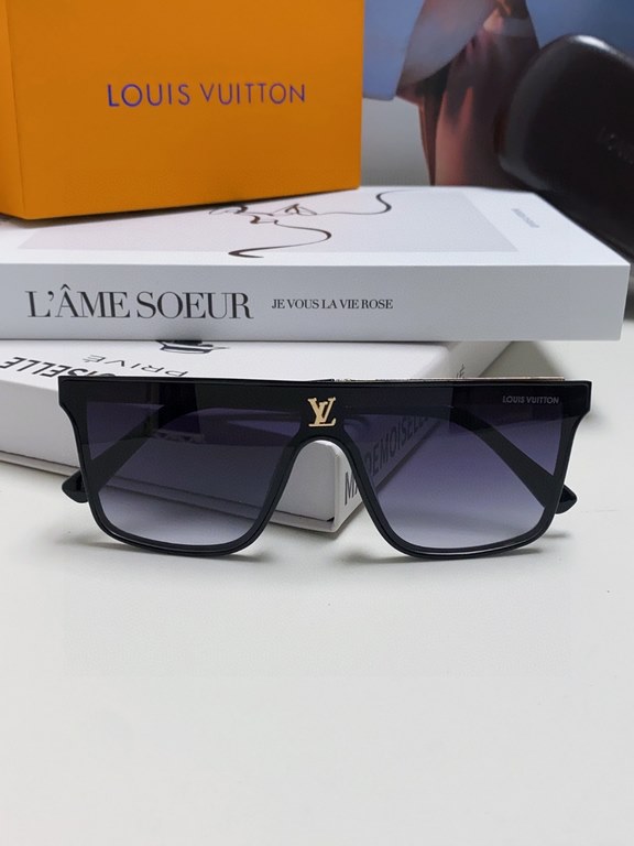 LV Louis Vuitton, the lens logo will not affect the line of sight at all!Very heavy duty! The details are so many that it's trenchantCreates a sharp front frame shapeBringing an unrivaled sense of style to the wearer.The