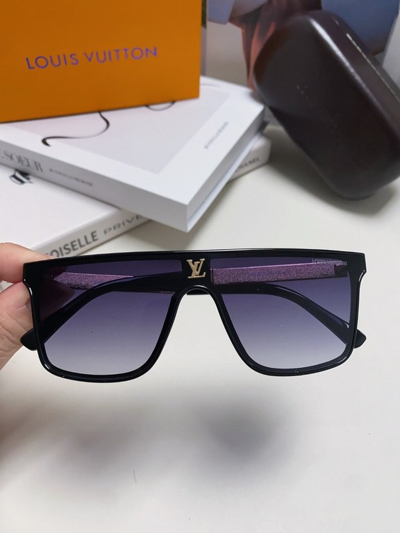 LV Louis Vuitton, the lens logo will not affect the line of sight at all!Very heavy duty! The details are so many that it's trenchantCreates a sharp front frame shapeBringing an unrivaled sense of style to the wearer.The