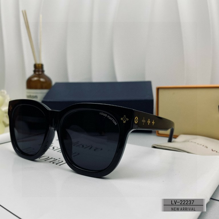 . [Louis Vuitton - LV . [Polaroid Resin Lenses . [PC frames are lightweight and comfortable to wear] . [size 65-13-145]. . [   new sunglasses to reduce the burden of glare, star models, blocking harmful light radiation, 