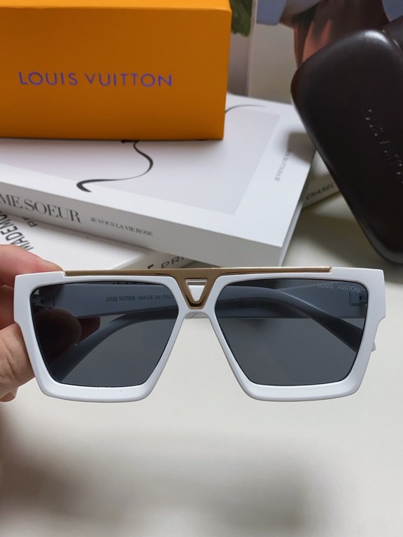 Lv Men's SunglassesLv this series of sunglasses are very good to see the hand in kind especially texture low-key luxury feeling ~ small to 20 little puppy big to 50-year-old uncle can handle!