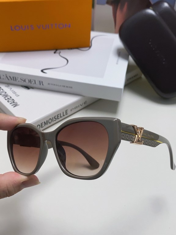 LV Louis Vuitton thick frame polygonal plate sunglasses female European and American wind UV protection sunglasses high goods show face small fashion trend female models