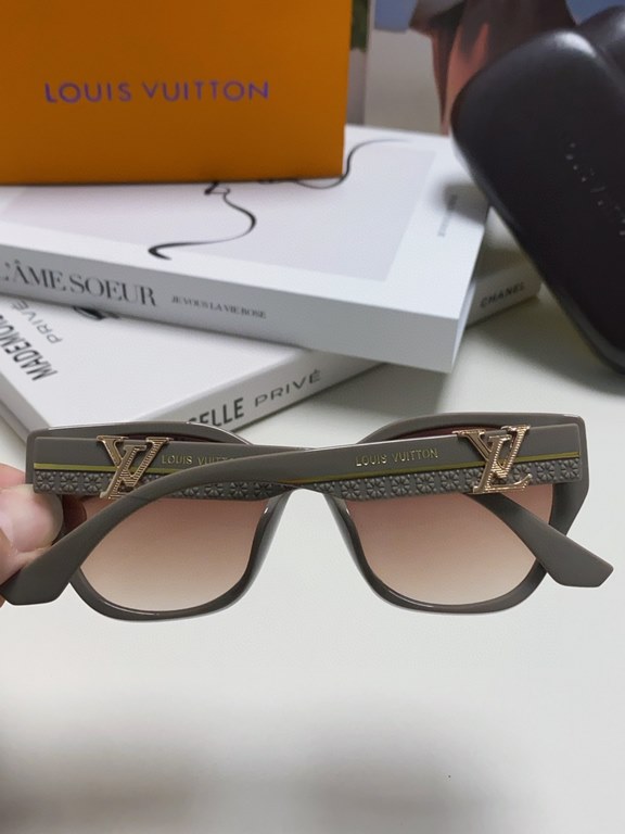 LV Louis Vuitton thick frame polygonal plate sunglasses female European and American wind UV protection sunglasses high goods show face small fashion trend female models