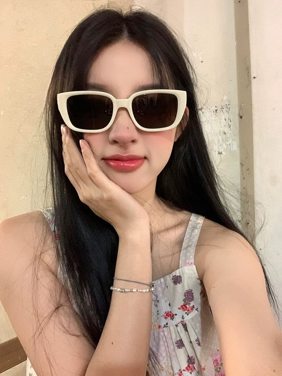 lv large frame sunglasses sunglasses classic box design, not pick face type, whether with a coat or dress are very temperament prevention UV Model Model L6221