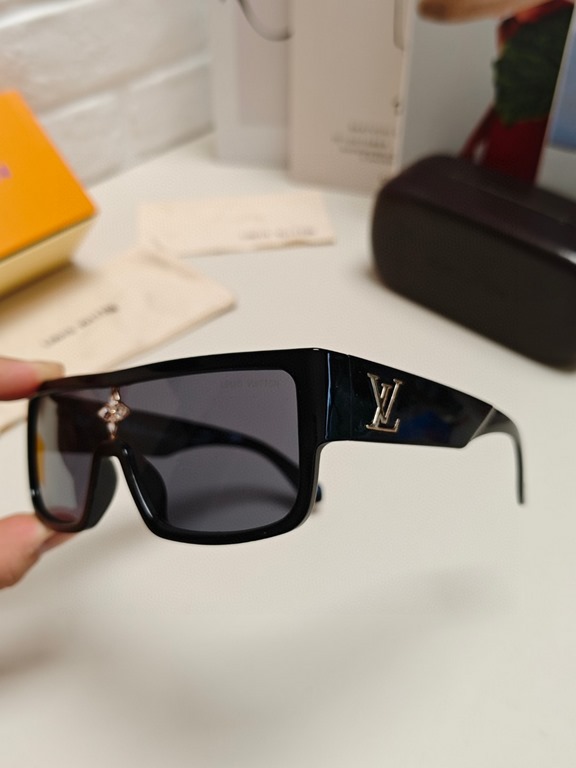 LV Louis Vuitton 2024 Europe and the United States men and women face cover thin new tide anti-ultraviolet all-in-one wind sunglasses sunglasses net red plate sunglasses super strong goggles