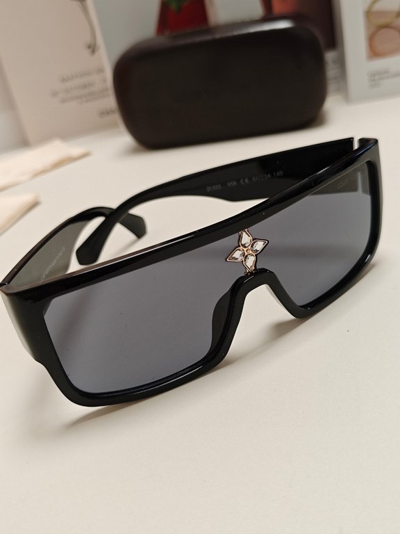 LV Louis Vuitton 2024 Europe and the United States men and women face cover thin new tide anti-ultraviolet all-in-one wind sunglasses sunglasses net red plate sunglasses super strong goggles