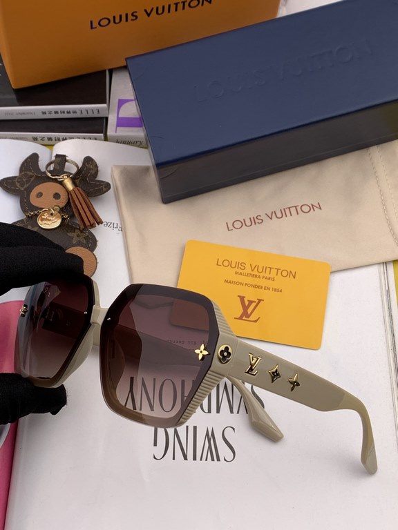 lv large frame sunglasses sunglasses classic square box design, do not pick face type, whether with a coat or dress are very temperament prevention UV Model Model L1147