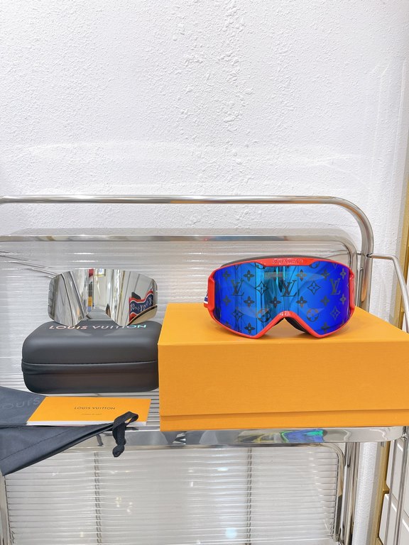 Lv ski goggles   new color