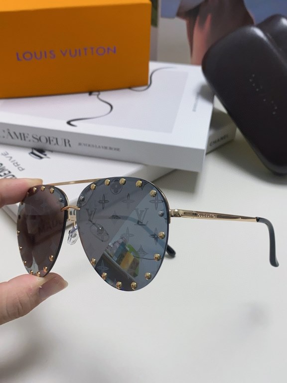 Lv Louis Vuitton New metal rivets large frame sunglasses Europe and the United States ladies sunglasses fashion toad sunglasses sunglasses retro