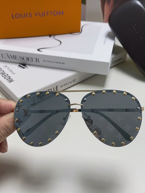 Lv Louis Vuitton New metal rivets large frame sunglasses Europe and the United States ladies sunglasses fashion toad sunglasses sunglasses retro