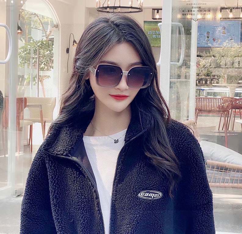 . NewBrand,  Louis Vuitton LV Women's Rimless Ladies Sunglasses   Imported Polaroid HD polarized lenses, TRlogo temples, high-end customized design, wear a super model, a must-have for travel and driving. No. 7001.