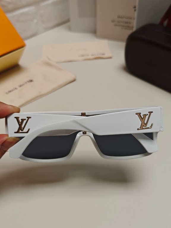 LV Louis Vuitton 2024 Europe and the United States men and women face cover thin new tide anti-ultraviolet all-in-one wind sunglasses sunglasses net red plate sunglasses super strong goggles