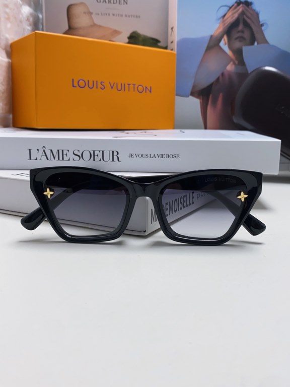 Lv Louis Vuitton 2024 new sunglasses classic family old flower with female senior sense show face small UV protection sunglasses retro simple large frame thin small red book the same models