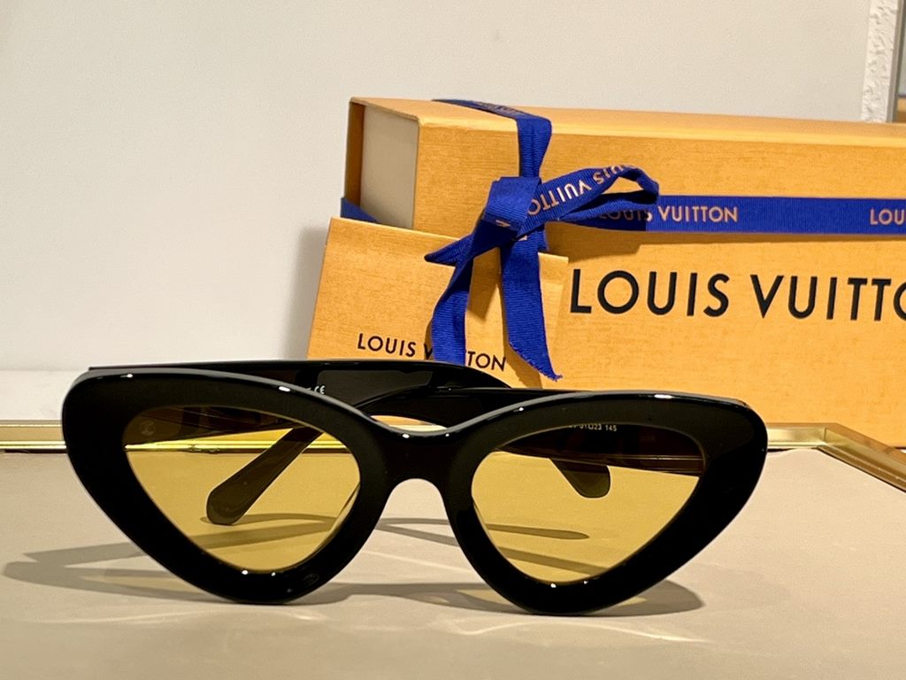 Latest Milan runway model LOUIS VUITTOZ2612WTop quality gold-plated monogrammed LV logo .Size51-23-145