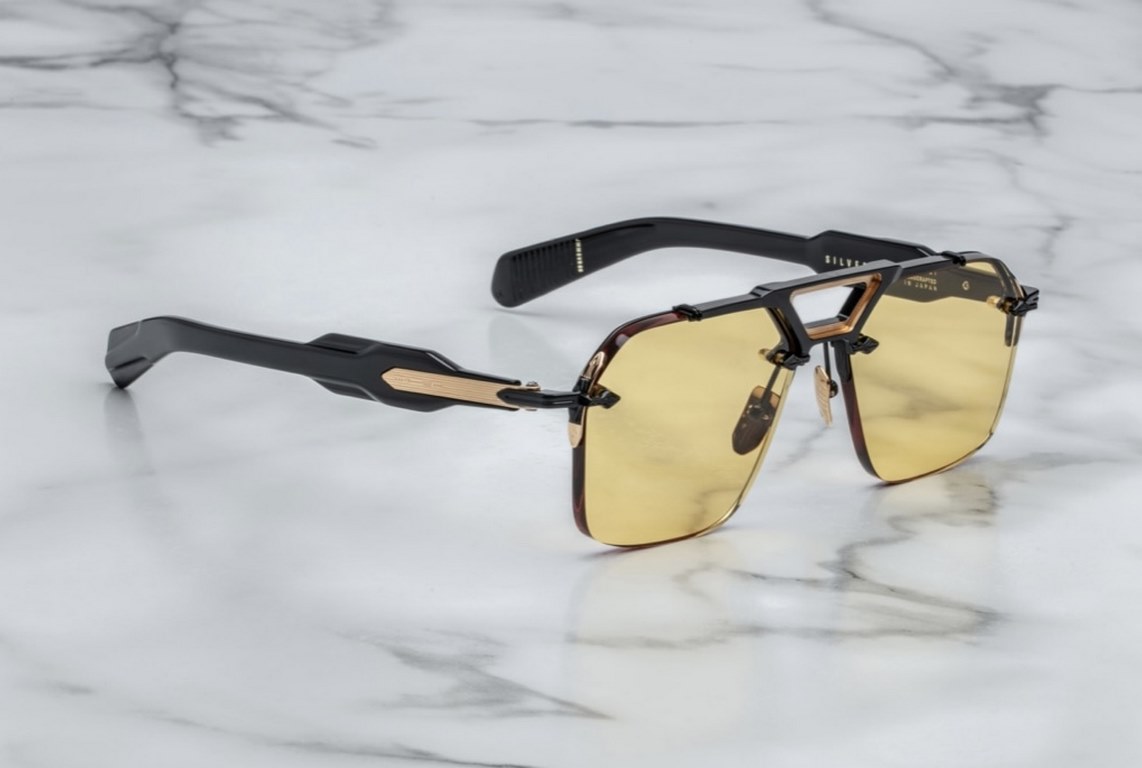 JACQUES MARIE MAGE Ceiling GradeJAPANESE HANDMADE EYEWEAR The frames are made of thick metal to create a vintage box, while the front side of the frame retains its slim lines, showing the work of a professional. The over