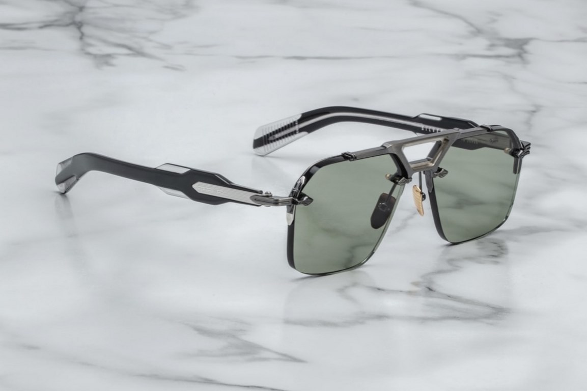 JACQUES MARIE MAGE Ceiling GradeJAPANESE HANDMADE EYEWEAR The frames are made of thick metal to create a vintage box, while the front side of the frame retains its slim lines, showing the work of a professional. The over