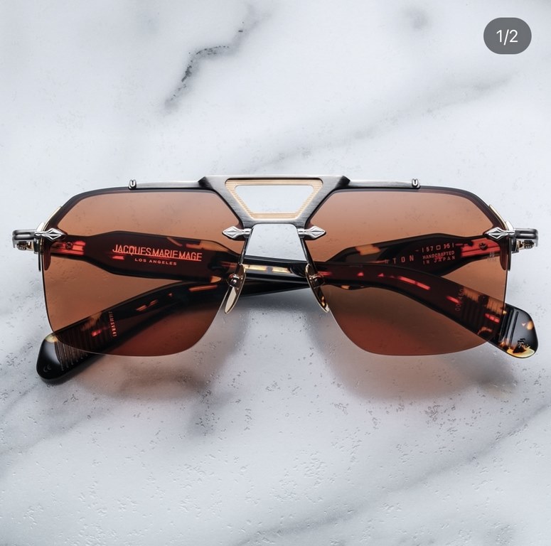 JACQUES MARIE MAGE Ceiling GradeJAPANESE HANDMADE EYEWEAR The frames are made of thick metal to create a vintage box, while the front side of the frame retains its slim lines, showing the work of a professional. The over