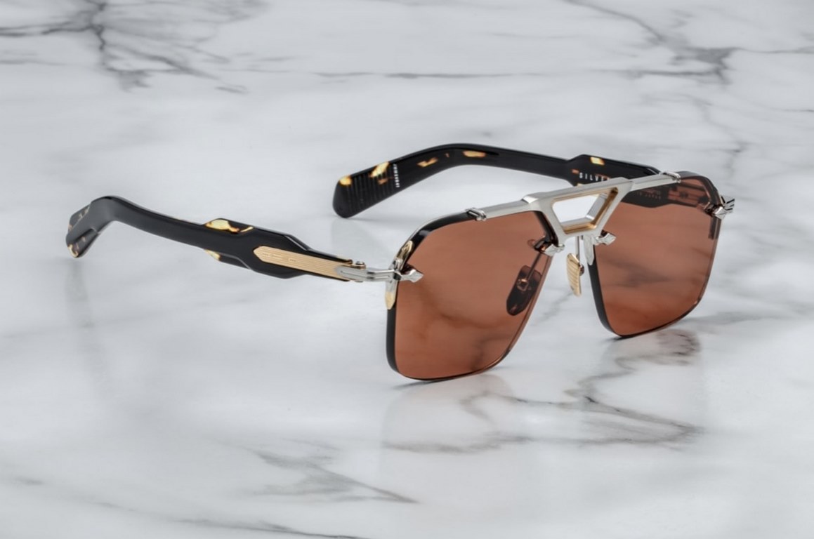 JACQUES MARIE MAGE Ceiling GradeJAPANESE HANDMADE EYEWEAR The frames are made of thick metal to create a vintage box, while the front side of the frame retains its slim lines, showing the work of a professional. The over