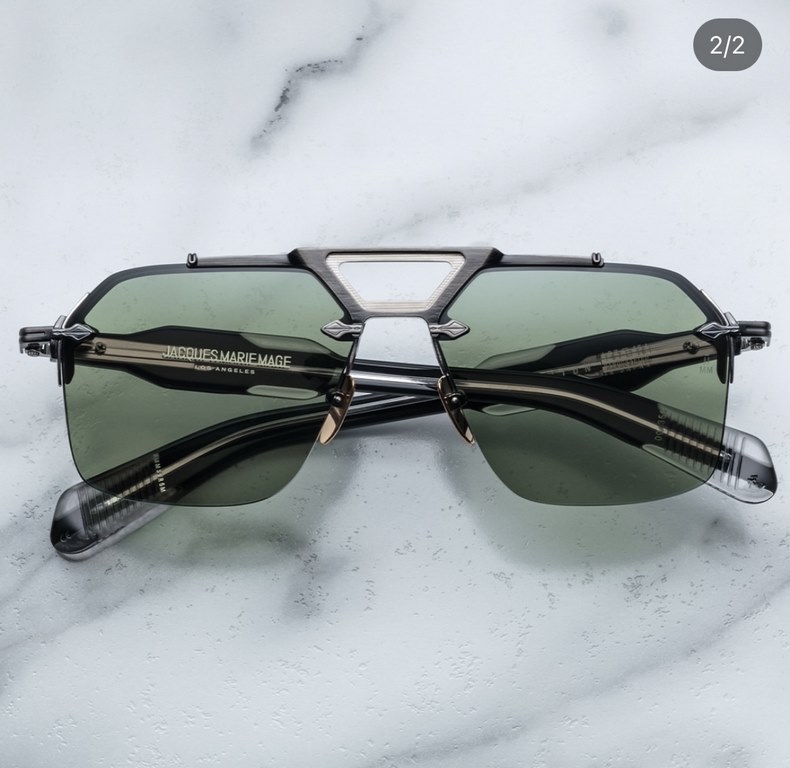 JACQUES MARIE MAGE Ceiling GradeJAPANESE HANDMADE EYEWEAR The frames are made of thick metal to create a vintage box, while the front side of the frame retains its slim lines, showing the work of a professional. The over