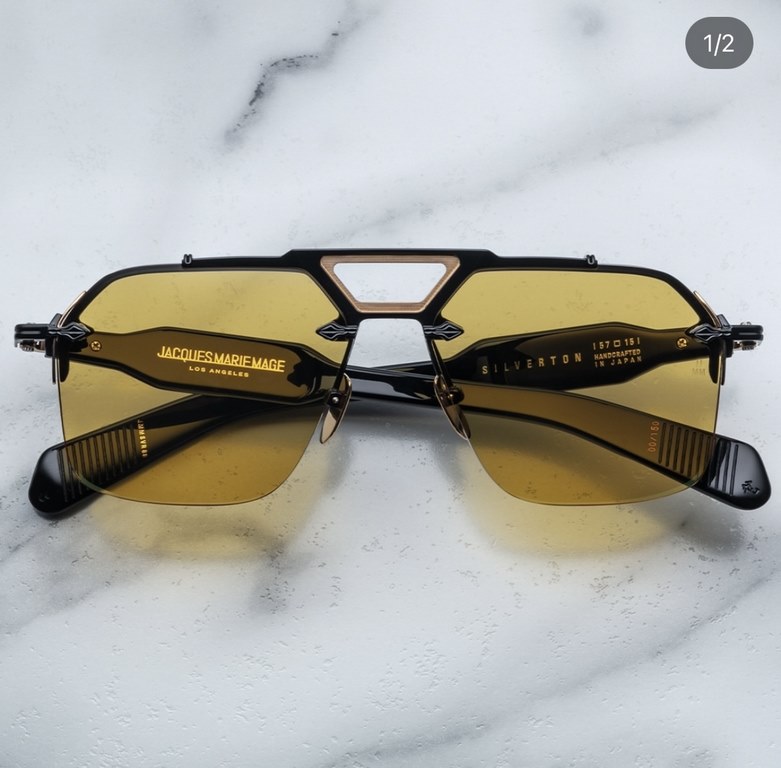 JACQUES MARIE MAGE Ceiling GradeJAPANESE HANDMADE EYEWEAR The frames are made of thick metal to create a vintage box, while the front side of the frame retains its slim lines, showing the work of a professional. The over