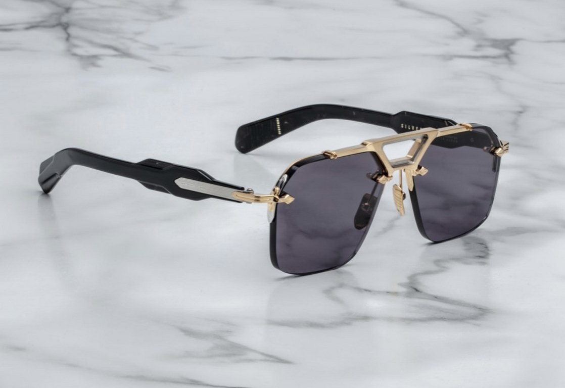 JACQUES MARIE MAGE Ceiling GradeJAPANESE HANDMADE EYEWEAR The frames are made of thick metal to create a vintage box, while the front side of the frame retains its slim lines, showing the work of a professional. The over